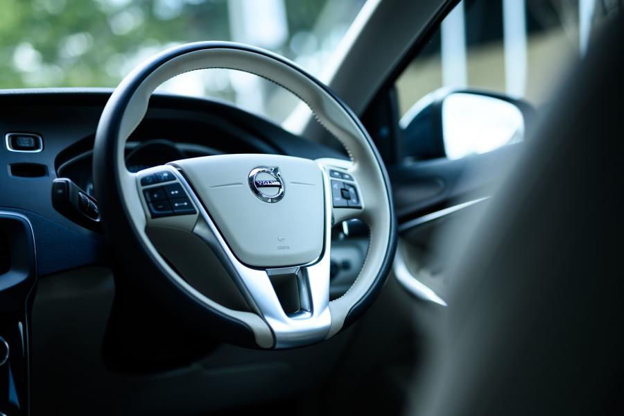Интерьер Volvo V40 T3 Momentum 2016 года  (JP) (фото 16 из 20)
